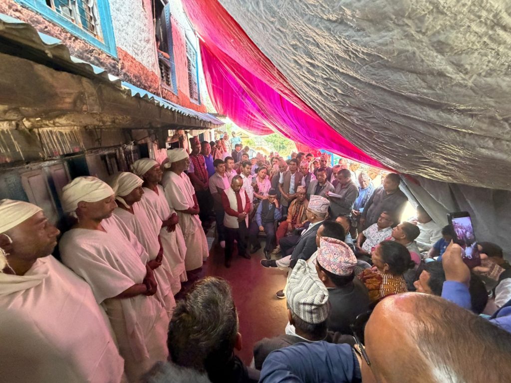 पुर्व मन्त्री बसुन्धरा हुमागाईको बुवा प्रति श्रध्दाञ्जलि अर्पर्ण गर्दै
